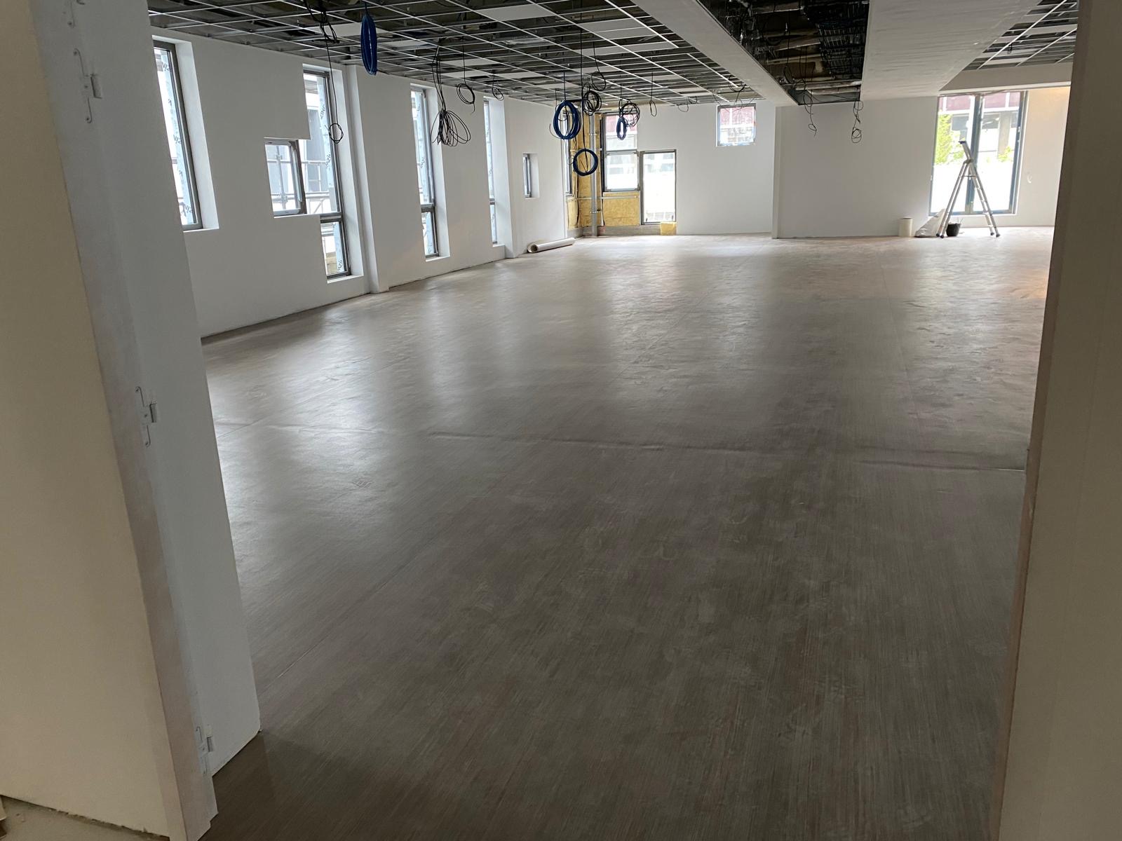 Plateau de bureaux en cours de reprise, attentes techniques en plafond