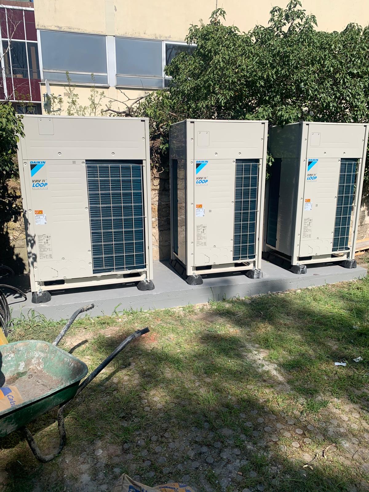 Batterie de groupes Daikin VRV IV LOOP sur massifs béton