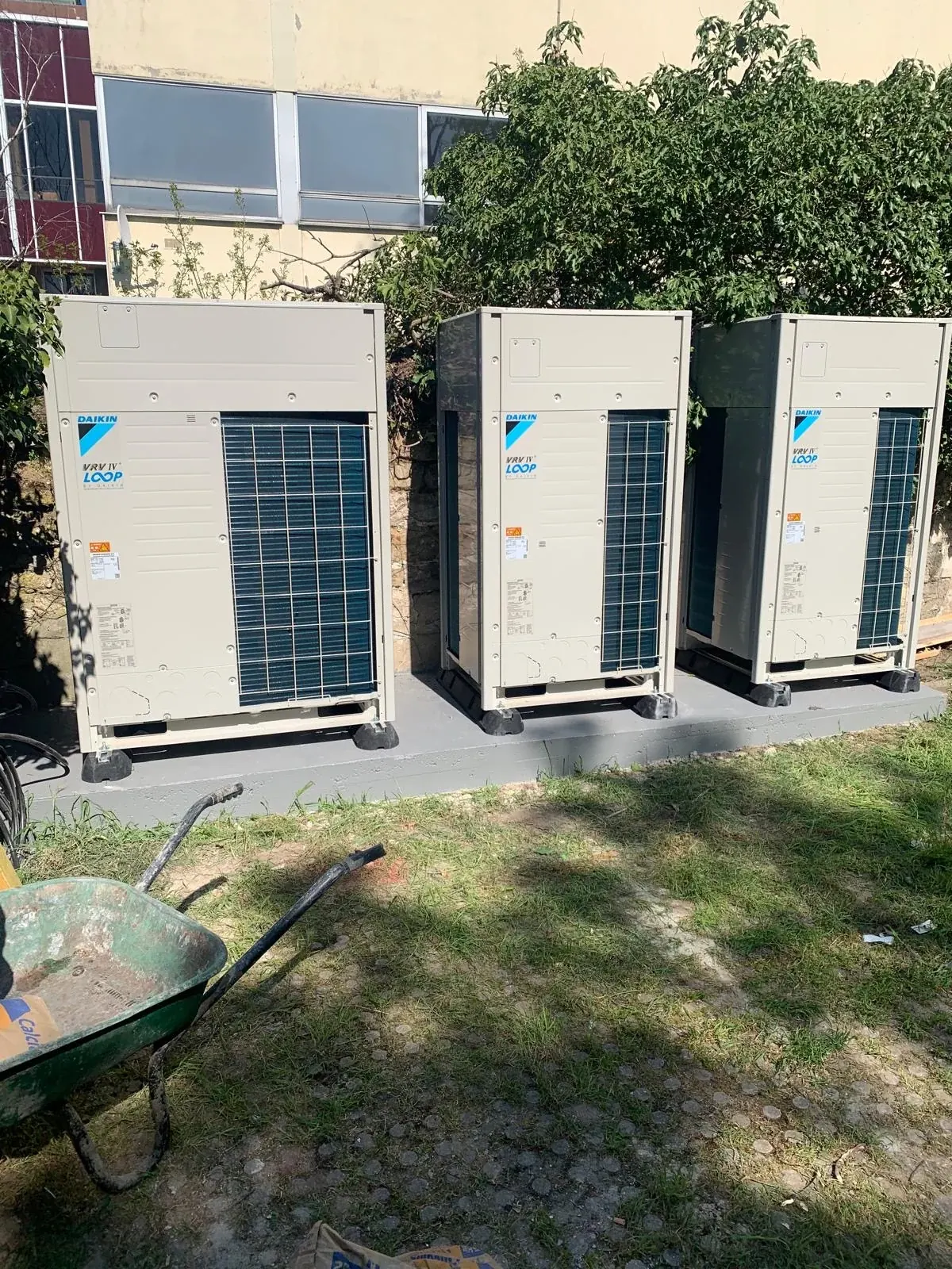 Batterie de groupes VRV IV LOOP sur massifs béton : récupération d'énergie entre les zones chaudes et froides du bâtiment.