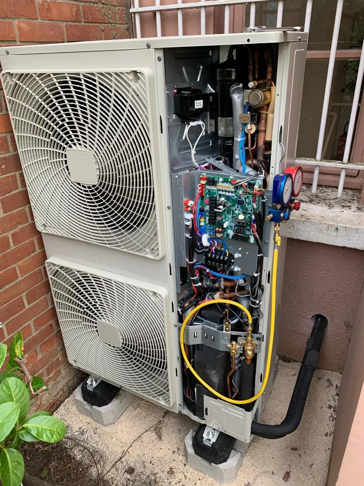 Mise en service : tirage au vide et contrôle des pressions avant la charge en fluide — la garantie d'une installation fiable et durable.