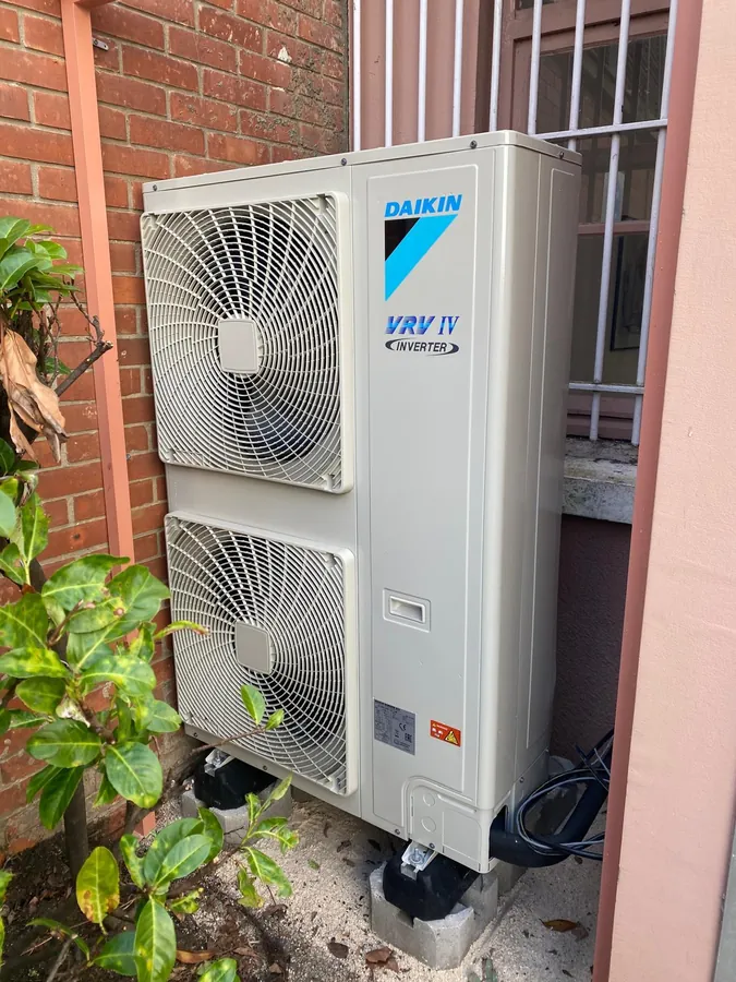 Groupe extérieur Daikin VRV installé et raccordé en façade