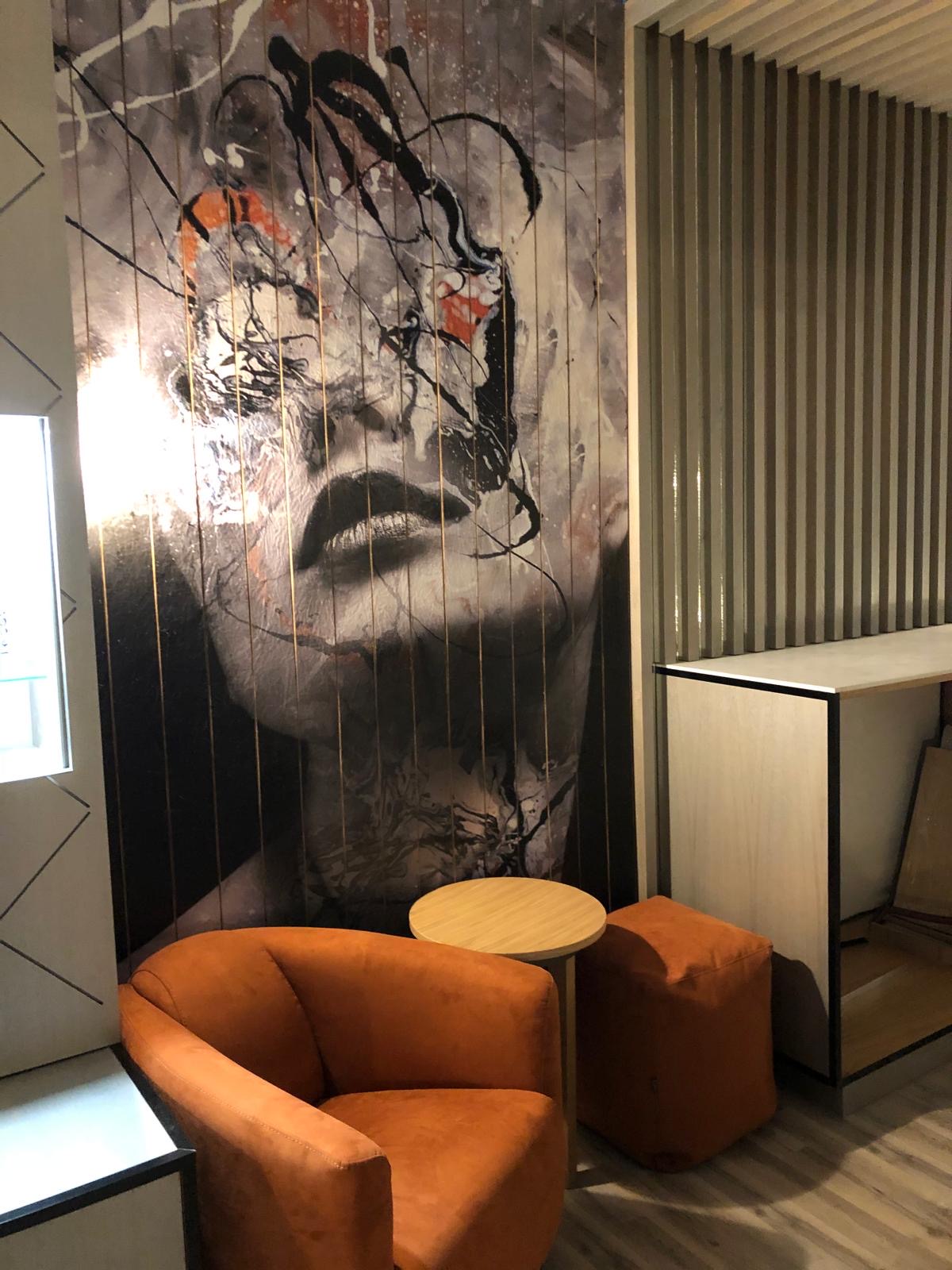 Fresque murale décorative et fauteuil d'appoint dans un coin salon du lounge