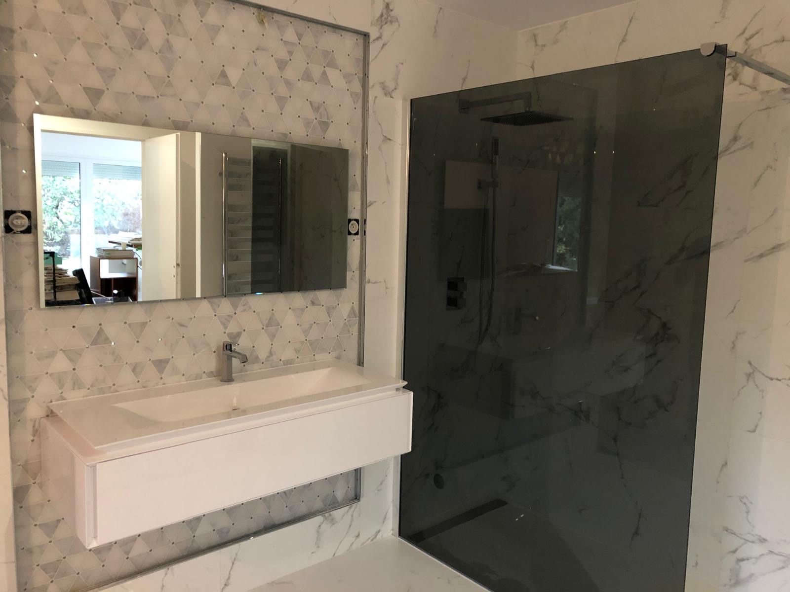 Salle de bains rénovée — meuble vasque suspendu et douche à l'italienne