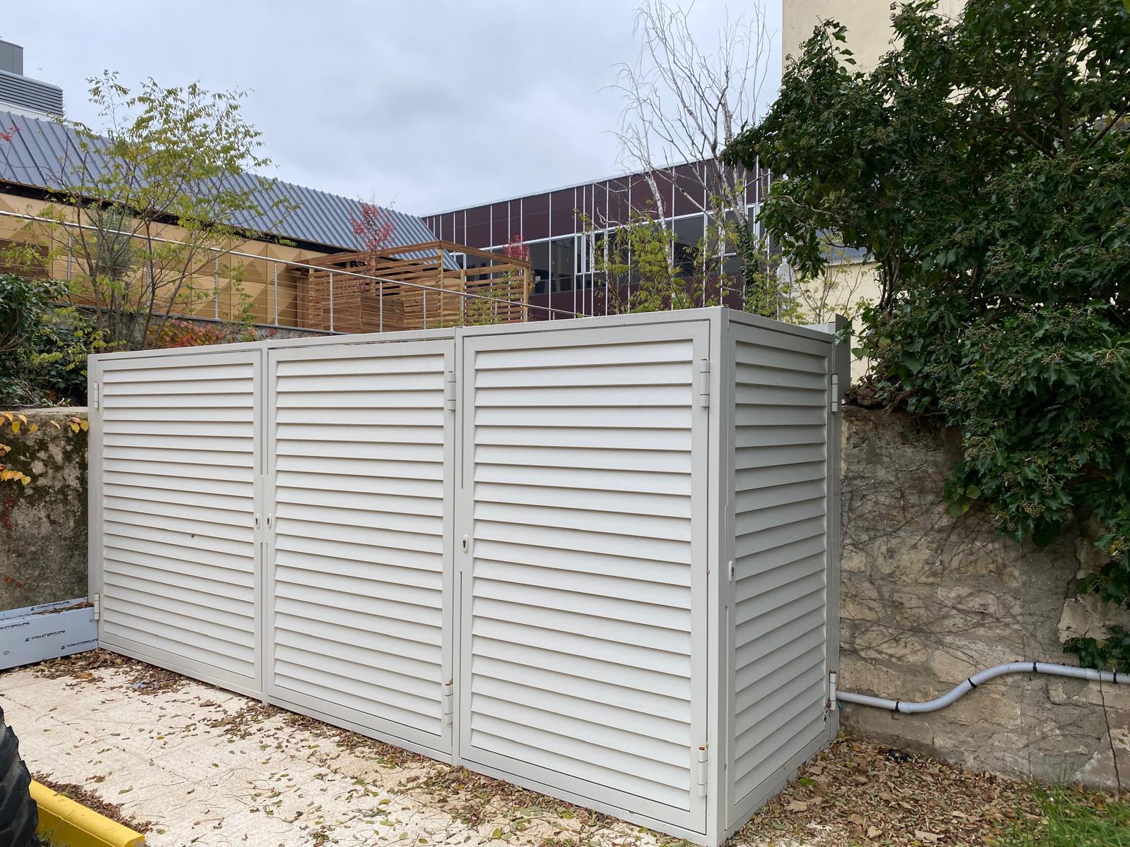 Coffre technique persienné ventilé sur mesure protégeant les unités extérieures d'un site tertiaire
