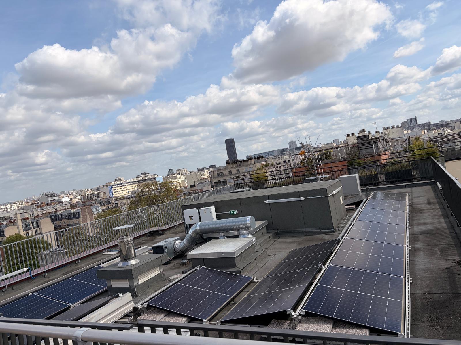 Toiture-terrasse équipée : panneaux photovoltaïques, extraction et réseaux aérauliques au-dessus des toits de Paris